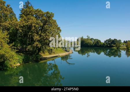 Ein Sprungbrett am Stadtstrand Foginovo Kupaliste am Fluss Korana in Karlovac, Zentralkroatien. Es ist der erste registrierte Flussstrand in Croati Stockfoto
