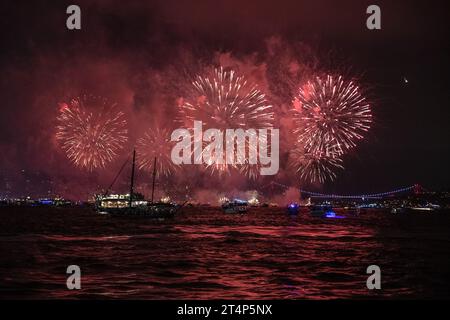 Anlässlich des 100. Jahrestages der Gründung der Republik Türkei fand ein Feuerwerk auf dem Bosporus statt. Turkish Stars und SOLOTURK unternahmen einen Demonstrationsflug am Himmel des Bosporus anlässlich des 100. Jahrestages der Gründung der Republik Türkei. Im Rahmen des Republikationstages hielten 100 Marineschiffe der türkischen Marine eine offizielle Parade im Bosporus ab. (Foto: Onur Dogman / SOPA Images/SIPA USA) Stockfoto