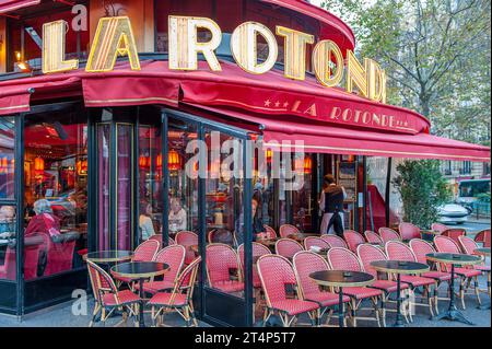 Café de La Rotonde im November in Paris. Es ist eine legendäre Brasserie und Restaurant in Montparnasse, die 1911 gegründet wurde Stockfoto