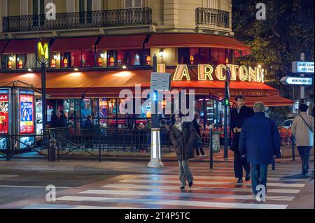 Café de La Rotonde im November in Paris. Es ist eine legendäre Brasserie und Restaurant in Montparnasse, die 1911 gegründet wurde Stockfoto