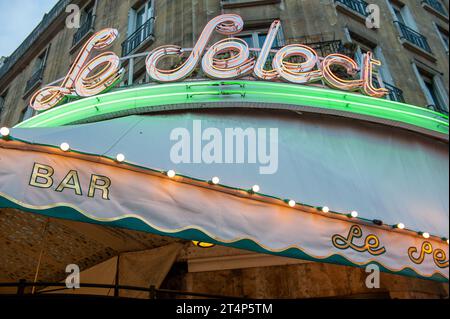 Café Le Select im November in Paris. Es ist eine berühmte Brasserie und Restaurant in Montparnasse, die 1925 gegründet wurde. Stockfoto