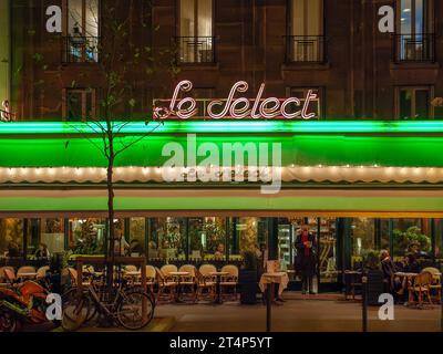 Café Le Select Ende November in Paris. Es ist eine berühmte Brasserie und Restaurant in Montparnasse, die 1925 gegründet wurde. Stockfoto