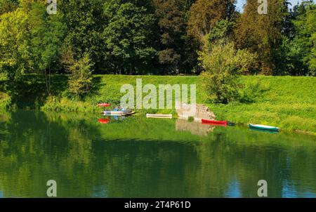 Holzboote auf dem Fluss Korana, der durch die Stadt Karlovac in Zentralkroatien führt Stockfoto