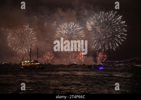 Anlässlich des 100. Jahrestages der Gründung der Republik Türkei fand ein Feuerwerk auf dem Bosporus statt. Turkish Stars und SOLOTURK unternahmen einen Demonstrationsflug am Himmel des Bosporus anlässlich des 100. Jahrestages der Gründung der Republik Türkei. Im Rahmen des Republikationstages hielten 100 Marineschiffe der türkischen Marine eine offizielle Parade im Bosporus ab. (Foto: Onur Dogman / SOPA Images/SIPA USA) Stockfoto