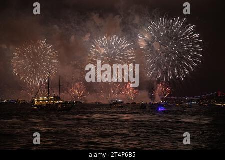 Anlässlich des 100. Jahrestages der Gründung der Republik Türkei fand ein Feuerwerk auf dem Bosporus statt. Turkish Stars und SOLOTURK unternahmen einen Demonstrationsflug am Himmel des Bosporus anlässlich des 100. Jahrestages der Gründung der Republik Türkei. Im Rahmen des Republikationstages hielten 100 Marineschiffe der türkischen Marine eine offizielle Parade im Bosporus ab. Stockfoto
