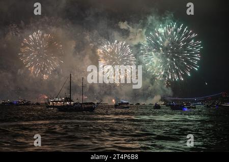 Anlässlich des 100. Jahrestages der Gründung der Republik Türkei fand ein Feuerwerk auf dem Bosporus statt. Turkish Stars und SOLOTURK unternahmen einen Demonstrationsflug am Himmel des Bosporus anlässlich des 100. Jahrestages der Gründung der Republik Türkei. Im Rahmen des Republikationstages hielten 100 Marineschiffe der türkischen Marine eine offizielle Parade im Bosporus ab. Stockfoto