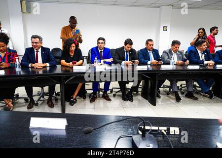 Recife, Brasilien. 31. Oktober 2023. Raquel Lyra, Gouverneur von Pernambuco, trifft sich mit Staatsabgeordneten. Auf dem Foto Doriel Barros, Dani Portela, Jarbas Filho, Júnior Tércio, Francis Hacker und Cleiton Collins. Quelle: Thiago Lemos/FotoArena/Alamy Live News Stockfoto