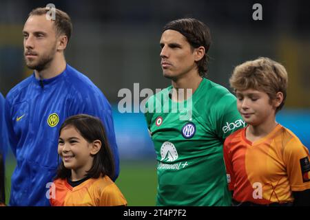 Mailand, Italien. Oktober 2023. Yann Sommer und Carlos Augusto vom FC Internazionale stehen vor dem Auftakt des UEFA Champions League-Spiels in Giuseppe Meazza, Mailand. Der Bildnachweis sollte lauten: Jonathan Moscrop/Sportimage Credit: Sportimage Ltd/Alamy Live News Stockfoto