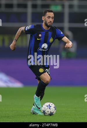 Mailand, Italien, 24. Oktober 2023. Hakan Calhanoglu vom FC Internazionale während des Spiels der UEFA Champions League in Giuseppe Meazza, Mailand. Der Bildnachweis sollte lauten: Jonathan Moscrop / Sportimage Stockfoto