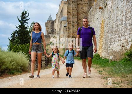 Familie verbringen Urlaub in Frankreich Genießen Sie Sightseeing in Carcassonne Stockfoto