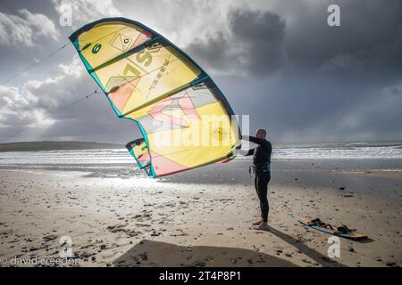 Garrettstown, Cork, Irland. November 2023. Da der Wind mit der bevorstehenden Ankunft von Sturm Ciarán zunimmt, bereitet Kitesurfer Andrew Jurgilas aus Nohoval seinen Kitesurfer auf ein Surfen am Morgen in Garrettstown, Co. Vor. David Creedon / Alamy Live News Stockfoto