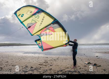 Garrettstown, Cork, Irland. November 2023. Da der Wind mit der bevorstehenden Ankunft von Sturm Ciarán zunimmt, bereitet Kitesurfer Andrew Jurgilas aus Nohoval seinen Kitesurfer auf ein Surfen am Morgen in Garrettstown, Co. Vor. David Creedon / Alamy Live News Stockfoto