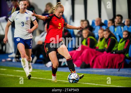 Leuven, Belgien. 31. Oktober 2023. LEUVEN, BELGIEN - OKTOBER 31: Sarah Wijnants aus Belgien gibt den Ball während des Spiels der UEFA Women's Nations League zwischen Belgien und England am 31. Oktober 2023 in Leuven, Belgien (Foto: Rene Nijhuis/BSR Agency) Credit: BSR Agency/Alamy Live News Stockfoto