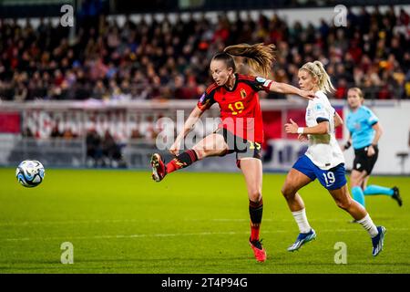 Leuven, Belgien. 31. Oktober 2023. LEUVEN, BELGIEN - OKTOBER 31: Sari Kees aus Belgien macht den Ball während des Spiels der UEFA Women's Nations League zwischen Belgien und England am 31. Oktober 2023 in Leuven, Belgien (Foto: Rene Nijhuis/BSR Agency) Credit: BSR Agency/Alamy Live News Stockfoto