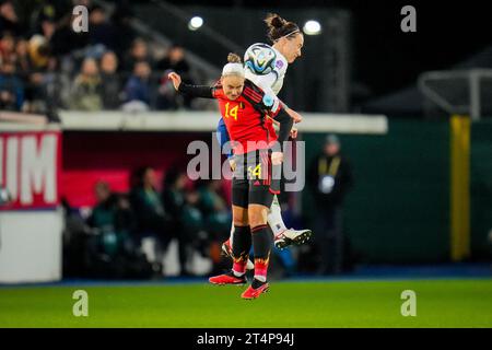 Leuven, Belgien. 31. Oktober 2023. LEUVEN, BELGIEN - OKTOBER 31: Jassina Blom (Belgien) und Lucy Bronze (England) treten am 31. Oktober 2023 in Leuven (Belgien) um den Kopf beim Spiel der UEFA Women's Nations League zwischen Belgien und England um den Ball an. (Foto: Rene Nijhuis/BSR Agency) Credit: BSR Agency/Alamy Live News Stockfoto