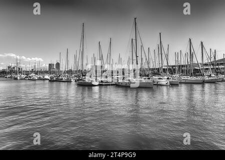 Segelboote und Schiffe in der malerischen Port Vell, einer der wichtigsten touristischen Destinationen in Barcelona, Katalonien, Spanien angedockt Stockfoto