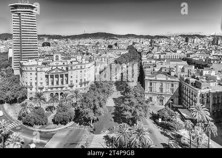 Panoramablick auf La Rambla, von Bäumen gesäumte Fußgängerzone und beliebte Touristenattraktion in Barcelona, Katalonien, Spanien Stockfoto