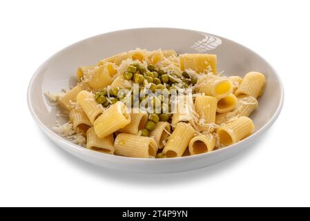 Mezze maniche Makkaroni mit Erbsen und Olivenölsauce mit geriebenem Parmesan in weißer Platte isoliert auf weißem Teller, Schnittpfad inbegriffen Stockfoto