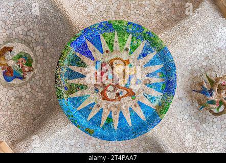 Mosaik an der Decke des Hypostyle Hall, alias Hall of the Hundred Columns in Park Güell, Barcelona, Katalonien, Spanien Stockfoto