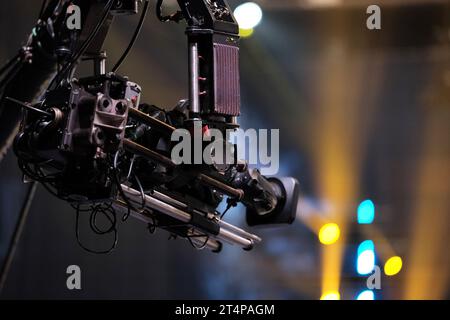 Fernsehkamera auf einem Kran bei einem Fußballspiel oder Konzert. Live-Videokamera in Nahaufnahme Stockfoto