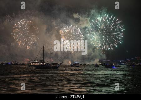 Istanbul, Türkei. Oktober 2023. Anlässlich des 100. Jahrestages der Gründung der Republik Türkei fand ein Feuerwerk auf dem Bosporus statt. Turkish Stars und SOLOTURK unternahmen einen Demonstrationsflug am Himmel des Bosporus anlässlich des 100. Jahrestages der Gründung der Republik Türkei. Im Rahmen des Republikationstages hielten 100 Marineschiffe der türkischen Marine eine offizielle Parade im Bosporus ab. (Credit Image: © Onur Dogman/SOPA Images via ZUMA Press Wire) NUR REDAKTIONELLE VERWENDUNG! Nicht für kommerzielle ZWECKE! Stockfoto