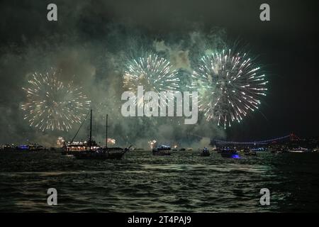Istanbul, Türkei. Oktober 2023. Anlässlich des 100. Jahrestages der Gründung der Republik Türkei fand ein Feuerwerk auf dem Bosporus statt. Turkish Stars und SOLOTURK unternahmen einen Demonstrationsflug am Himmel des Bosporus anlässlich des 100. Jahrestages der Gründung der Republik Türkei. Im Rahmen des Republikationstages hielten 100 Marineschiffe der türkischen Marine eine offizielle Parade im Bosporus ab. (Credit Image: © Onur Dogman/SOPA Images via ZUMA Press Wire) NUR REDAKTIONELLE VERWENDUNG! Nicht für kommerzielle ZWECKE! Stockfoto