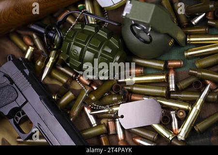 Verschiedene Arten von Munition und Granaten auf Tarngrund. Vorbereitung auf den Krieg. Besitz von Waffen Stockfoto