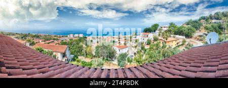 Panoramablick über Dachziegel und die Küste in Kalabrien am Thyrrenischen Meer, Italien Stockfoto
