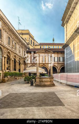 Die malerische Piazza Mercanti (Händlerplatz) in Mailand, Italien. Es war das Herz der Stadt im Mittelalter Stockfoto