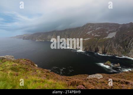 Die hoch aufragenden Slieve League Cliffs an Donegals zerklüfteter Küste gehören zu den höchsten Klippen Europas. Stockfoto