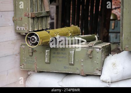 Militär, Schießen RPG Anti Tank Granate Launcher. War Trophy. Militärische Lieferungen von schweren Waffen. Anti-Tank-Granaten-Trägerraketen Stockfoto