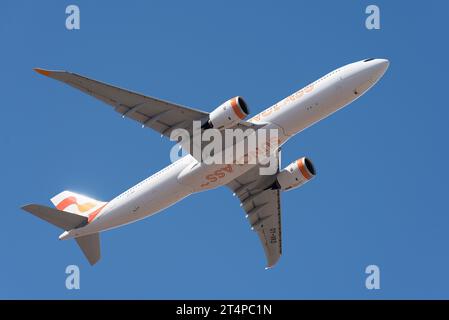 Teneriffa, Spanien, 22. oktober 2023. Sunclass Airlines, Airbus A330-941. Sunclass Airlines fliegt am blauen Himmel Stockfoto