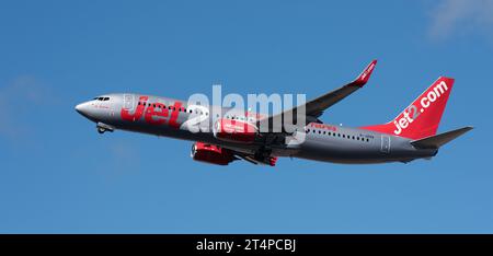 Teneriffa, Spanien, 29. oktober 2023. Jet2 Airlines, Boeing 737-8MG. Jet2 Airlines fliegt am blauen Himmel Stockfoto