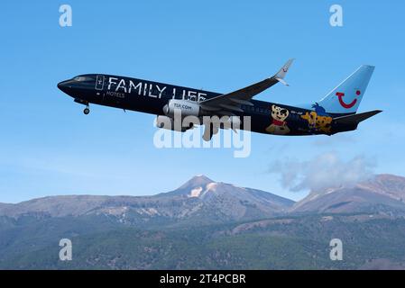 Teneriffa, Spanien, 29. oktober 2023. TUI Airlines, Boeing 737-8K5. TUI Airlines fliegt in den Himmel, El Teide Vulkan im Hintergrund Stockfoto