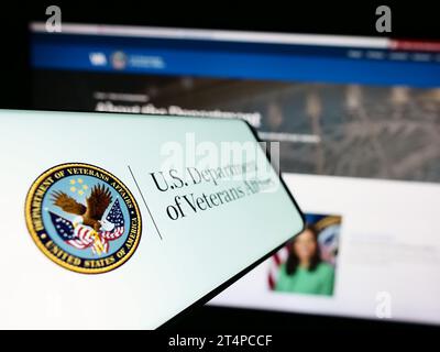 Mobiltelefon mit Siegel des United States Department of Veterans Affairs (VA) vor der Website. Fokussieren Sie sich auf die linke Mitte des Telefondisplays. Stockfoto