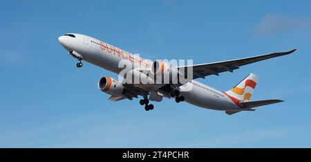 Teneriffa, Spanien, 29. oktober 2023. Sunclass Airlines, Airbus A330-941. Sunclass Airlines fliegt am blauen Himmel Stockfoto