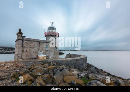 Das Howth Lighthouse befindet sich am Ende des East Pier in Howth Head, Dublin, Irland. Stockfoto