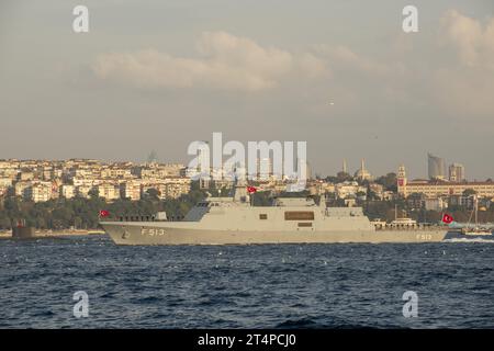 TCG Burgazada im Bosporus von Istanbul Stockfoto