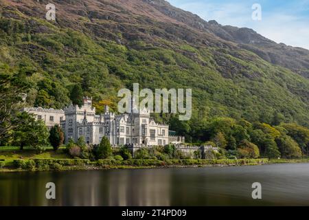 Kylemore Abbey ist ein Benediktinerkloster aus dem 19. Jahrhundert mit gotischer Architektur und viktorianischen ummauerten Gärten in Connemara, Irland. Stockfoto