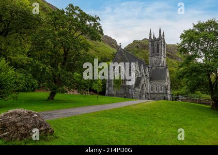 Kylemore Abbey ist ein Benediktinerkloster aus dem 19. Jahrhundert mit gotischer Architektur und viktorianischen ummauerten Gärten in Connemara, Irland. Stockfoto