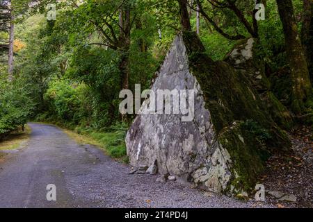 Kylemore Abbey ist ein Benediktinerkloster aus dem 19. Jahrhundert mit gotischer Architektur und viktorianischen ummauerten Gärten in Connemara, Irland. Stockfoto