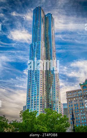 NEW YORK CITY - 27. MAI: The Beekman Tower, alias 8 Spruce Street oder New York von Gehry, New York City, 27. Mai 2013. Der Turm ist der zweithöchste Ri Stockfoto