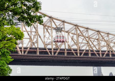 NEW YORK CITY - 28. MAI: Die berühmte Roosevelt Island Tramway, New York City, USA, 28. Mai 2013. Die Tram nahm ihren Betrieb 1976 auf und war in vielen Metern vertreten Stockfoto