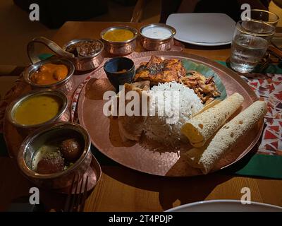 Indischer Thali ohne Gemüse, serviert am Tisch zum Abendessen. Traditionelle indische Mahlzeit. Stockfoto