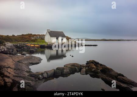 Screebe Fisherman's Hut ist eine kleine, traditionelle Fischerhütte am Wild Atlantic Way in Connemara, Irland. Stockfoto