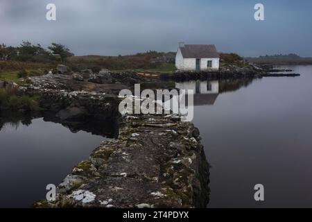 Screebe Fisherman's Hut ist eine kleine, traditionelle Fischerhütte am Wild Atlantic Way in Connemara, Irland. Stockfoto