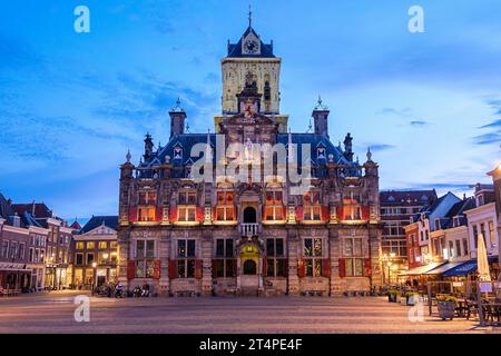 Rathaus in Delft, Niederlande. Das Gebäude ist ein historisches Wahrzeichen und ein Beispiel für die niederländische Renaissance und gotische Architektur. Stockfoto