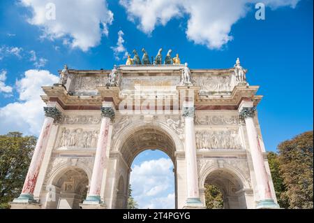 Blick auf den Arc de Triomphe du Carrousel, einen Triumphbogen in Paris, der sich am Place du Carrousel, Frankreich, befindet Stockfoto