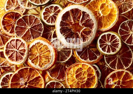 Hintergrund getrockneter Zitrusfrüchte. Getrocknete knusprige Fruchtscheiben. Draufsicht. Stockfoto