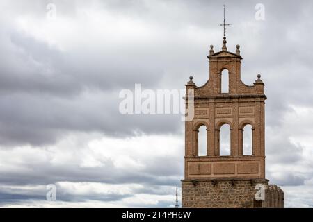 Glockenturm mit Glockenturm in Puerta del Carmen Tor zur Mauer von Avila (Muralla de Avila), Spanien, Ruinen des mittelalterlichen Konvents von Carmen Stockfoto